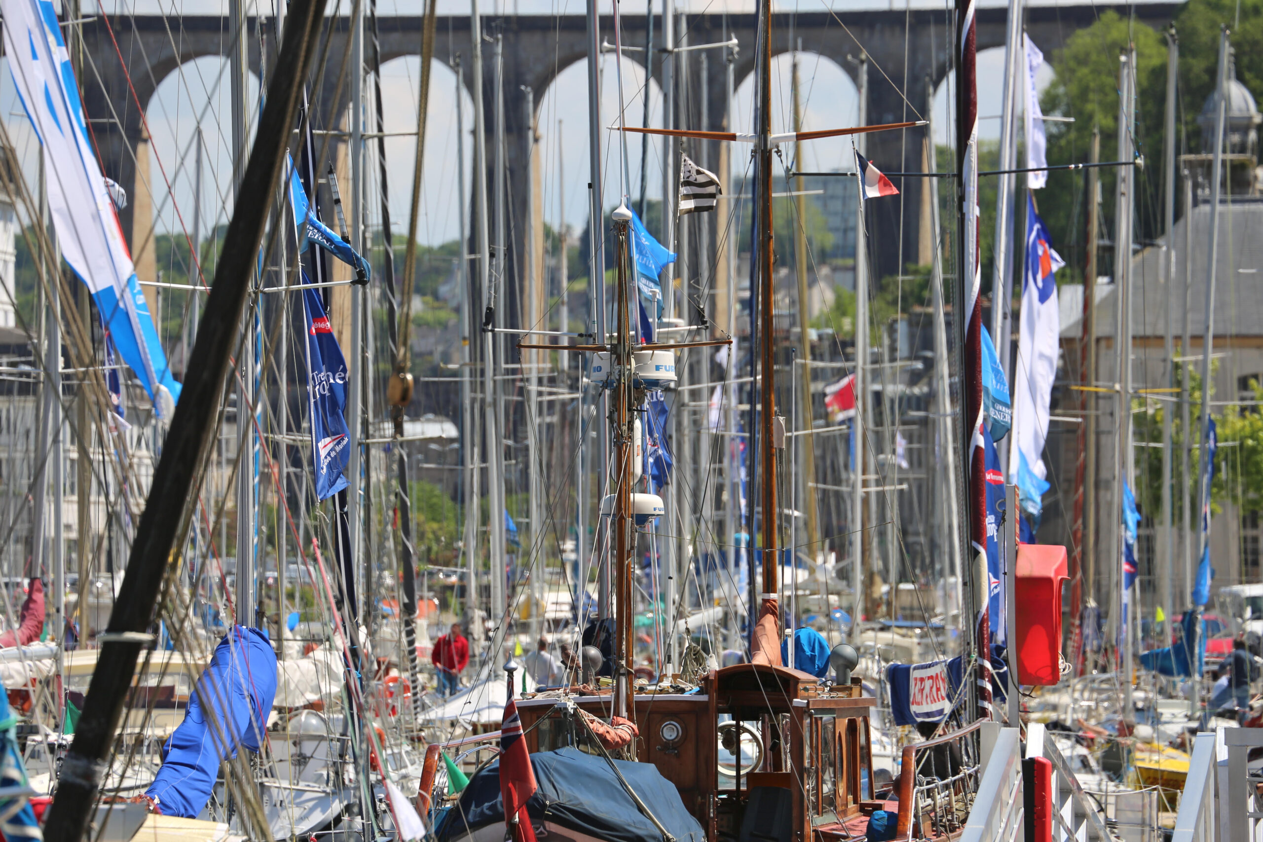 Les bateaux dans le port de morlaix, yacht-club de Morlaix Les bateaux dans le port de morlaix, yacht-club de Morlaix